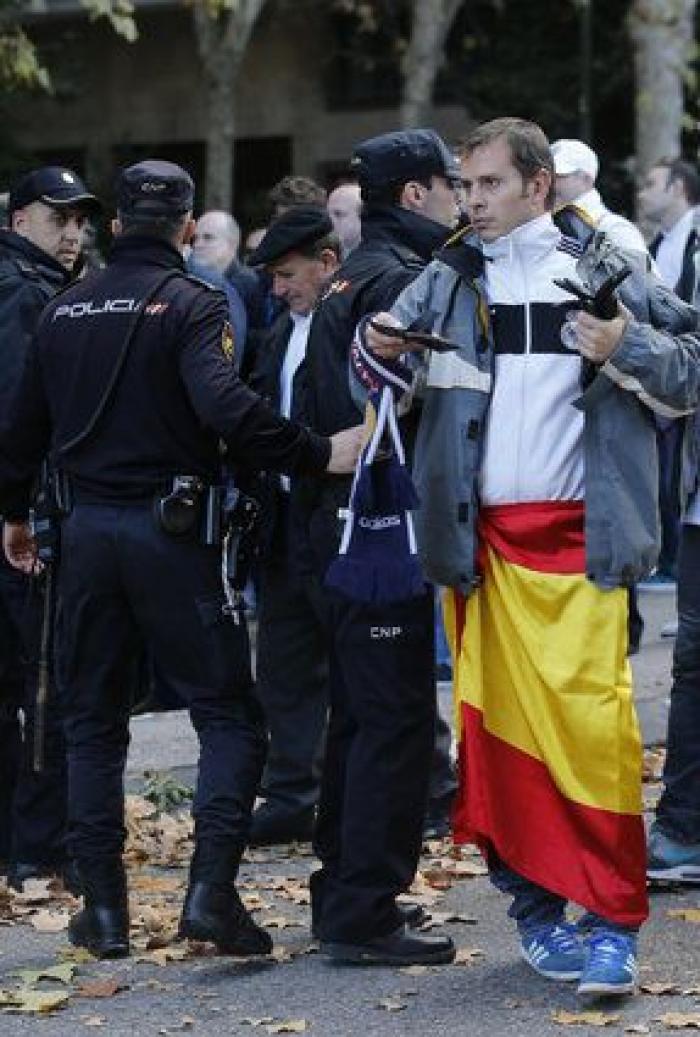 Máxima seguridad: cacheos y controles en las inmediaciones del Bernabéu