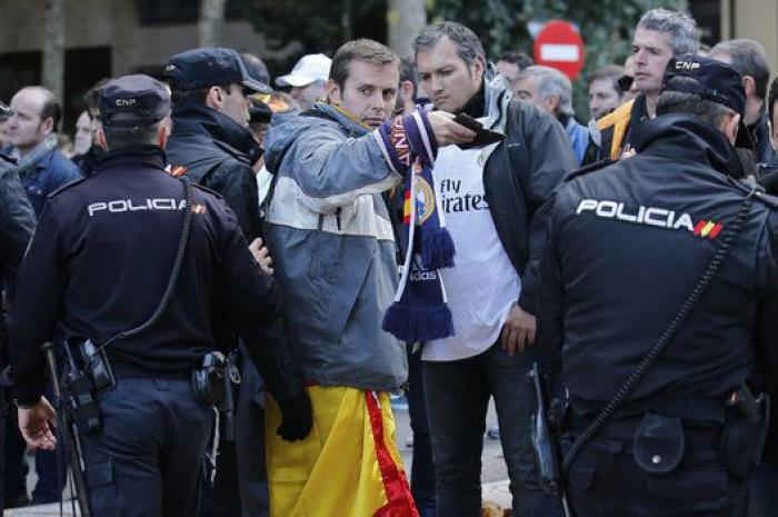 Máxima seguridad: cacheos y controles en las inmediaciones del Bernabéu