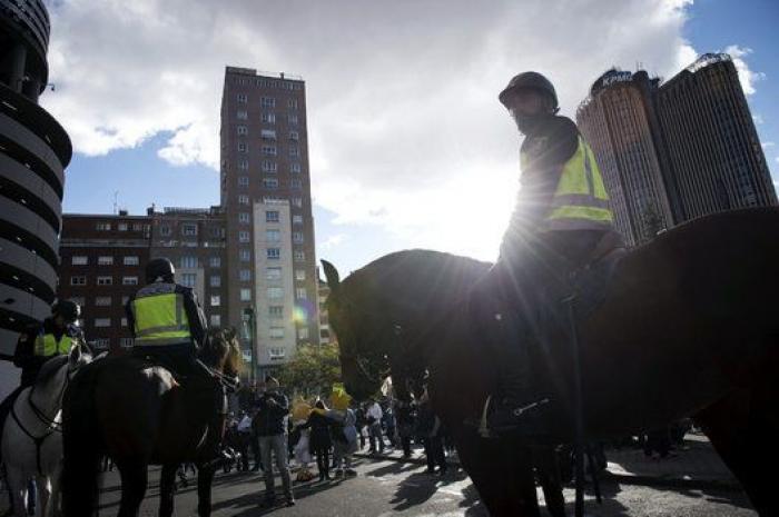 Máxima seguridad: cacheos y controles en las inmediaciones del Bernabéu