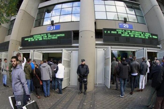 Máxima seguridad: cacheos y controles en las inmediaciones del Bernabéu