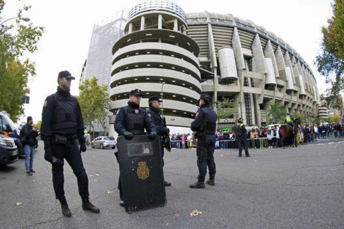 Máxima seguridad: cacheos y controles en las inmediaciones del Bernabéu