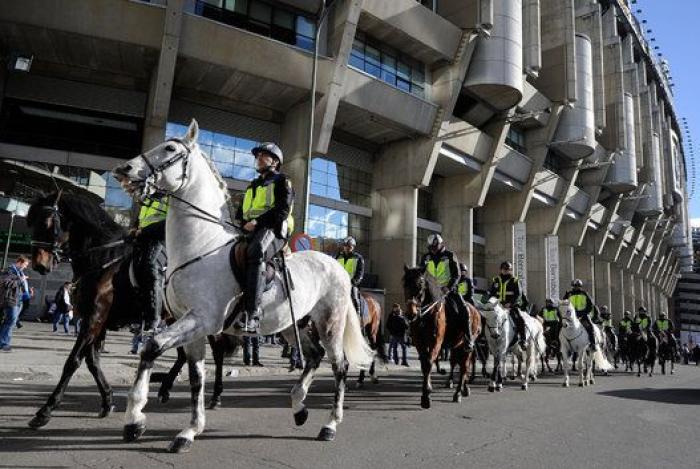 Máxima seguridad: cacheos y controles en las inmediaciones del Bernabéu