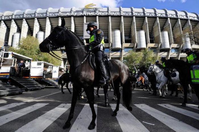 Máxima seguridad: cacheos y controles en las inmediaciones del Bernabéu