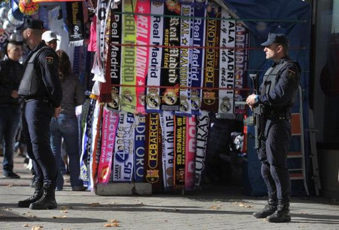 Máxima seguridad: cacheos y controles en las inmediaciones del Bernabéu