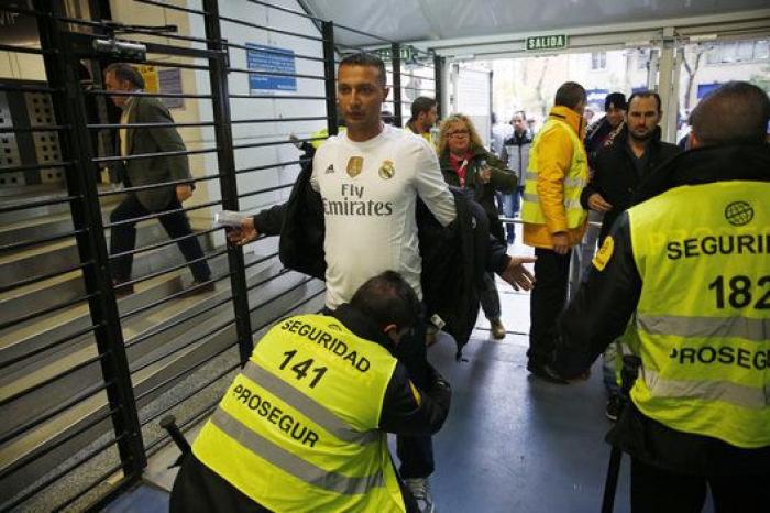 Máxima seguridad: cacheos y controles en las inmediaciones del Bernabéu