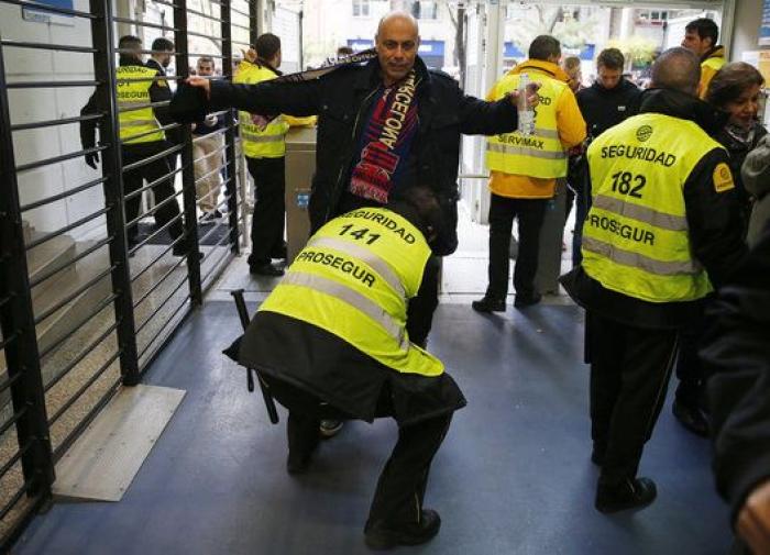 Máxima seguridad: cacheos y controles en las inmediaciones del Bernabéu