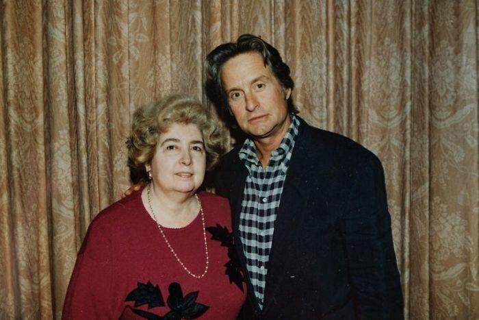 Quién es la mujer que se fotografió con todo Hollywood: esta es su historia