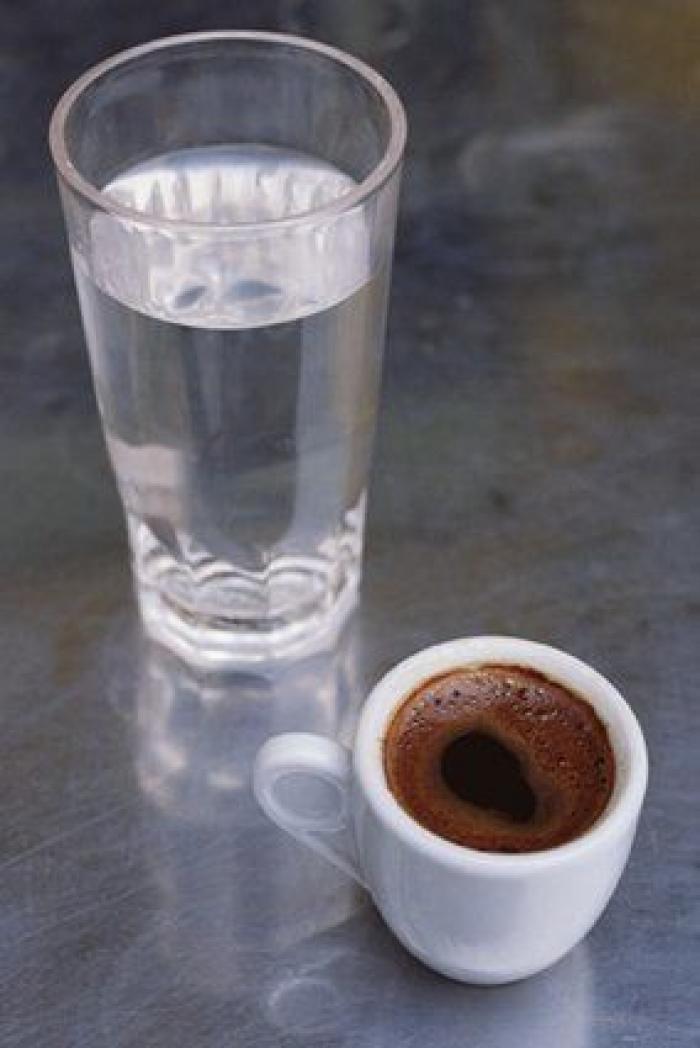 ¿Es mejor beber té o café a primera hora de la mañana?