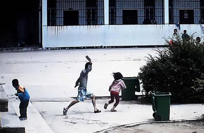 "Tonta, meona, guarra, gorda...": el dibujo de una niña destapa los brutales malos tratos de su madre en Marbella