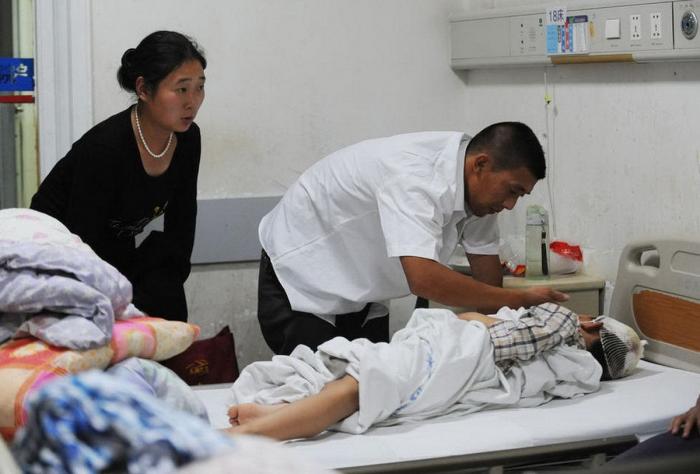 "Tonta, meona, guarra, gorda...": el dibujo de una niña destapa los brutales malos tratos de su madre en Marbella