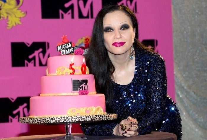 Alaska coge el relevo de Concha Velasco en 'Cine de barrio'