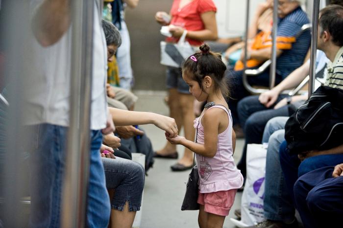 ¿Cuántas horas aguantarías trabajando en una mina de oro? Unicef te pone a prueba