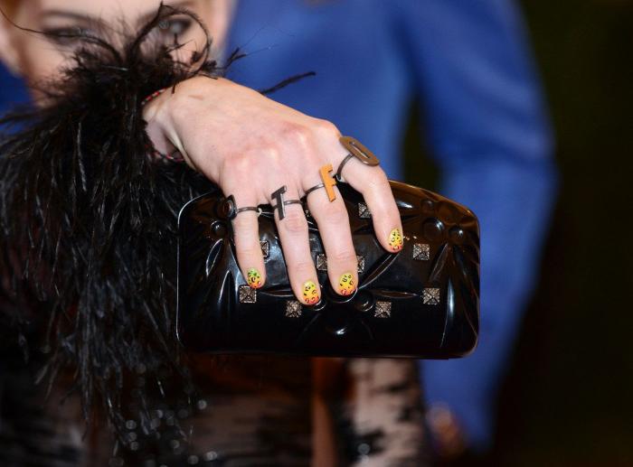 Todas las razones por las que NO deberías hacerte la manicura en un salón 'low-cost'