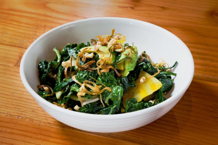 Cómo pelar un kiwi con una cuchara en 30 segundos