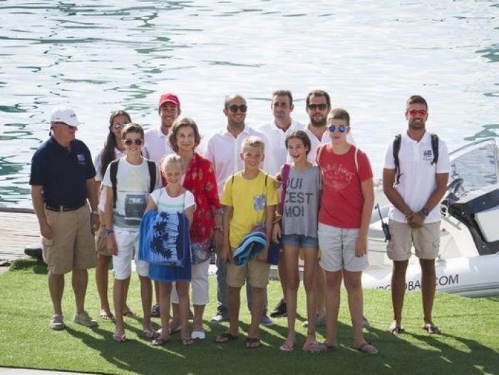 La reina Sofía posa con sus nietos en Palma de Mallorca: ¿quién falta?
