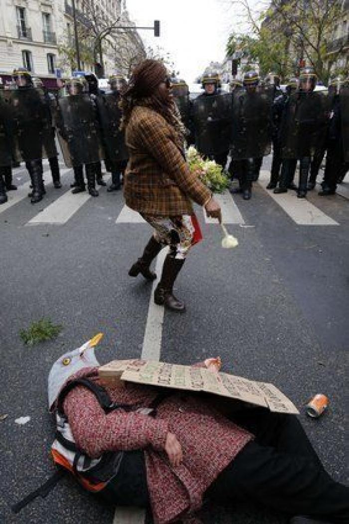 La policía dispersa con gases y cargas una manifestación en el centro de París