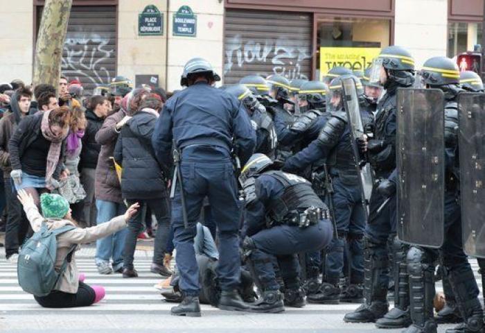 La policía dispersa con gases y cargas una manifestación en el centro de París