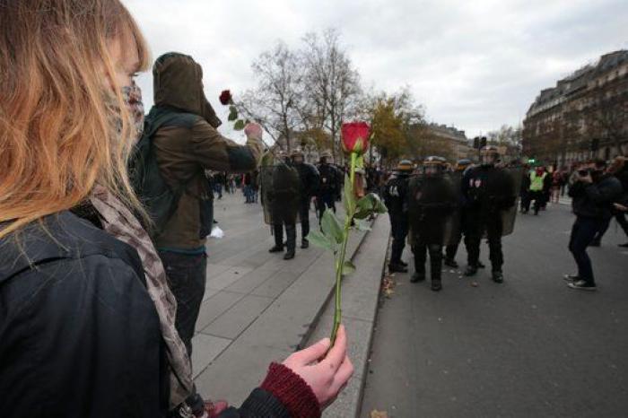 La policía dispersa con gases y cargas una manifestación en el centro de París