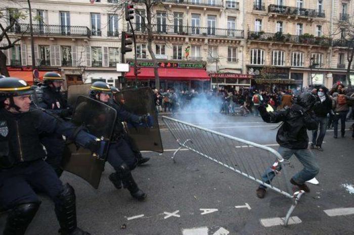 La policía dispersa con gases y cargas una manifestación en el centro de París