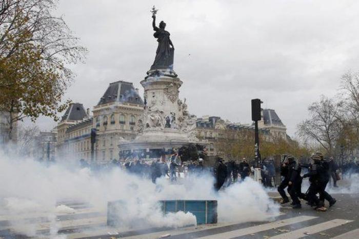 La policía dispersa con gases y cargas una manifestación en el centro de París