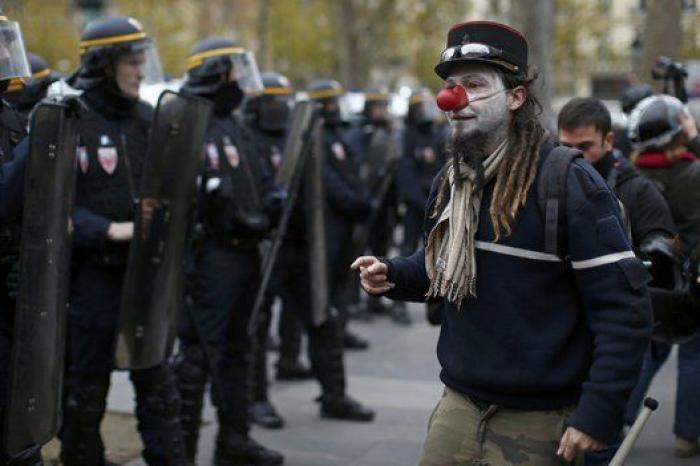 La policía dispersa con gases y cargas una manifestación en el centro de París