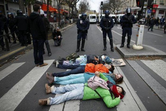 La policía dispersa con gases y cargas una manifestación en el centro de París
