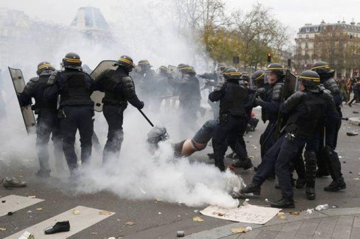 La policía dispersa con gases y cargas una manifestación en el centro de París