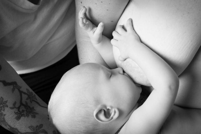 Este post viral de una madre amamantando a su bebé calla a quienes la critican