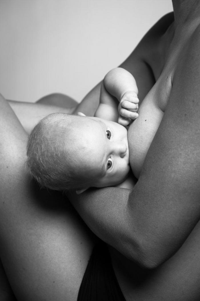 Este post viral de una madre amamantando a su bebé calla a quienes la critican