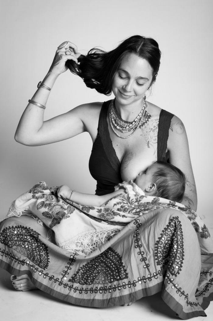 Este post viral de una madre amamantando a su bebé calla a quienes la critican