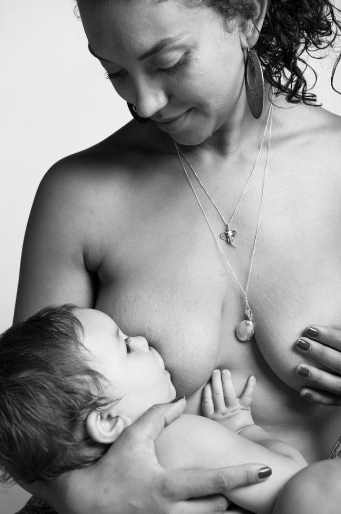 Este post viral de una madre amamantando a su bebé calla a quienes la critican