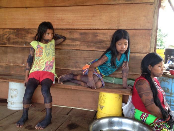 Mosquitos, arte y lodo: la Ruta Quetzal BBVA visita tribus indígenas en Panamá