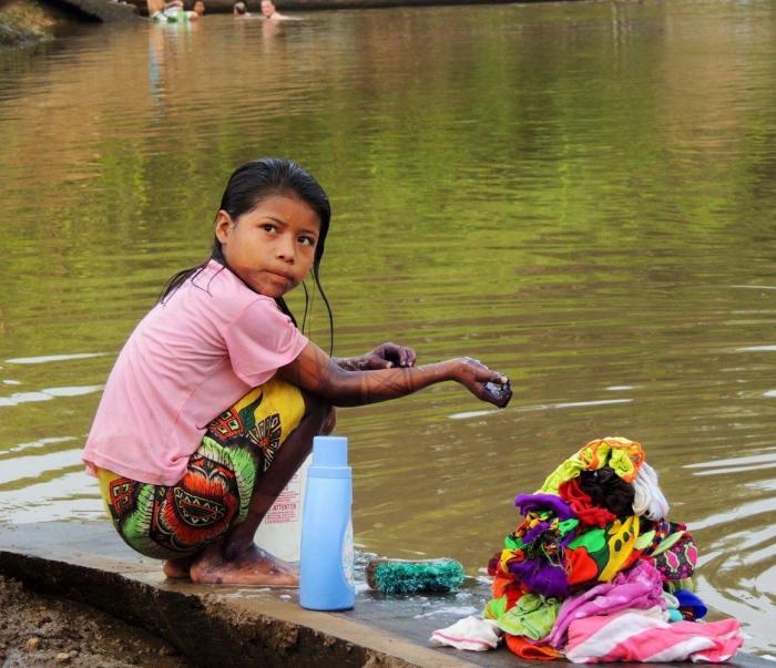 Mosquitos, arte y lodo: la Ruta Quetzal BBVA visita tribus indígenas en Panamá