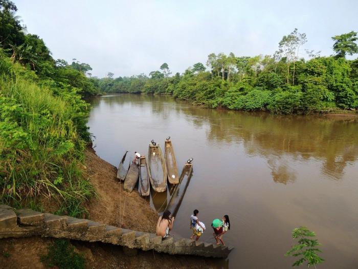 Mosquitos, arte y lodo: la Ruta Quetzal BBVA visita tribus indígenas en Panamá