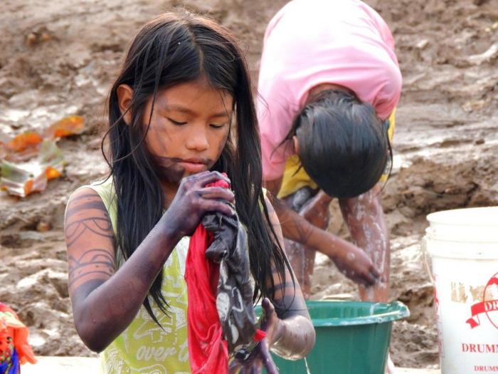 Mosquitos, arte y lodo: la Ruta Quetzal BBVA visita tribus indígenas en Panamá