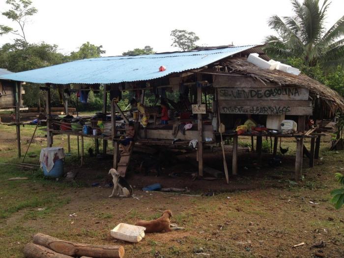 Mosquitos, arte y lodo: la Ruta Quetzal BBVA visita tribus indígenas en Panamá