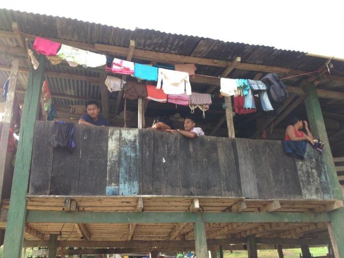 Mosquitos, arte y lodo: la Ruta Quetzal BBVA visita tribus indígenas en Panamá