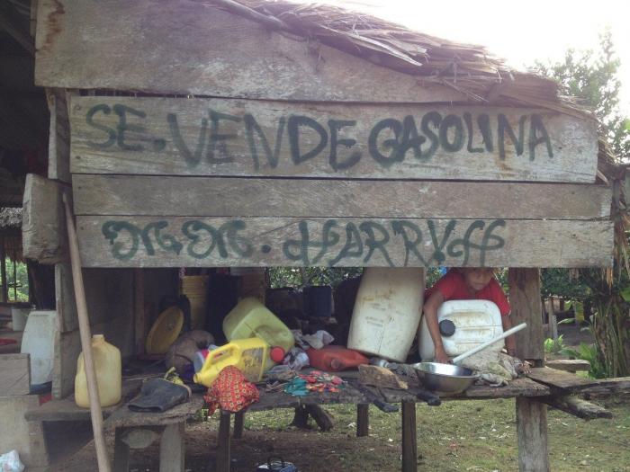 Mosquitos, arte y lodo: la Ruta Quetzal BBVA visita tribus indígenas en Panamá