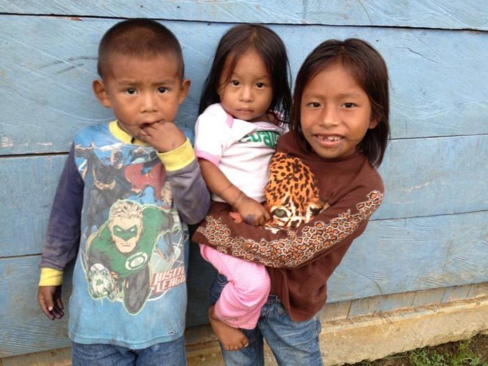 Mosquitos, arte y lodo: la Ruta Quetzal BBVA visita tribus indígenas en Panamá