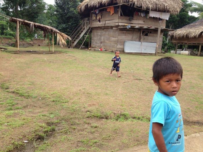 Mosquitos, arte y lodo: la Ruta Quetzal BBVA visita tribus indígenas en Panamá