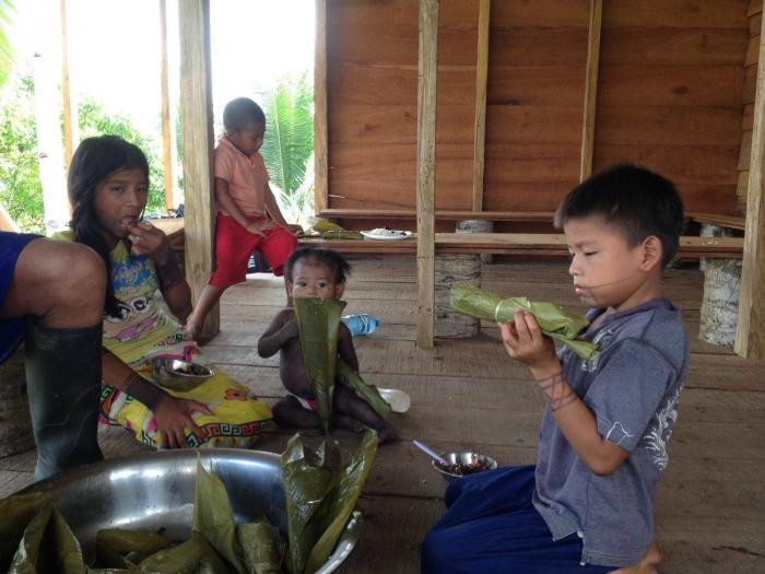 Mosquitos, arte y lodo: la Ruta Quetzal BBVA visita tribus indígenas en Panamá