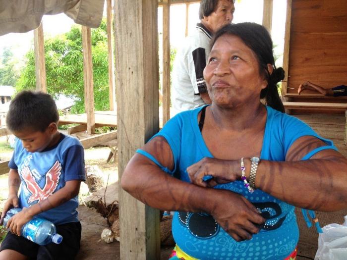 Mosquitos, arte y lodo: la Ruta Quetzal BBVA visita tribus indígenas en Panamá