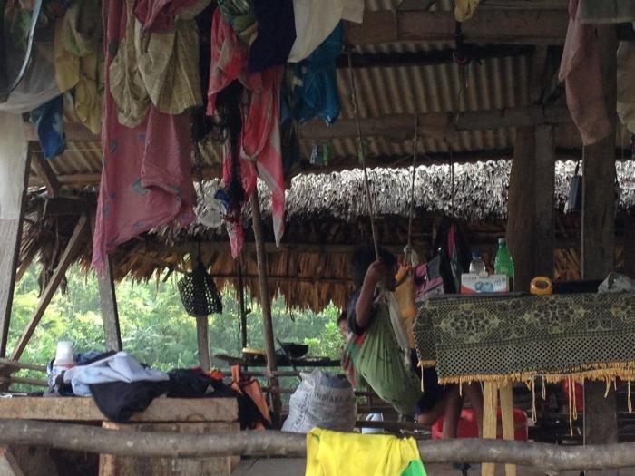 Mosquitos, arte y lodo: la Ruta Quetzal BBVA visita tribus indígenas en Panamá