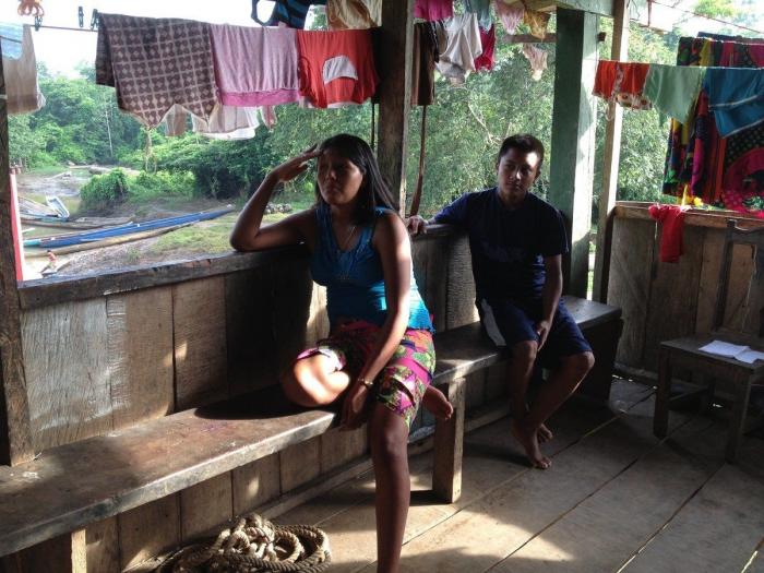 Mosquitos, arte y lodo: la Ruta Quetzal BBVA visita tribus indígenas en Panamá