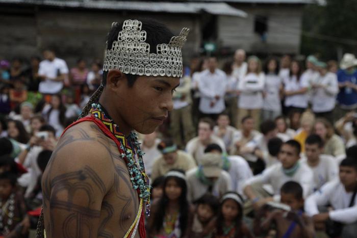 Mosquitos, arte y lodo: la Ruta Quetzal BBVA visita tribus indígenas en Panamá