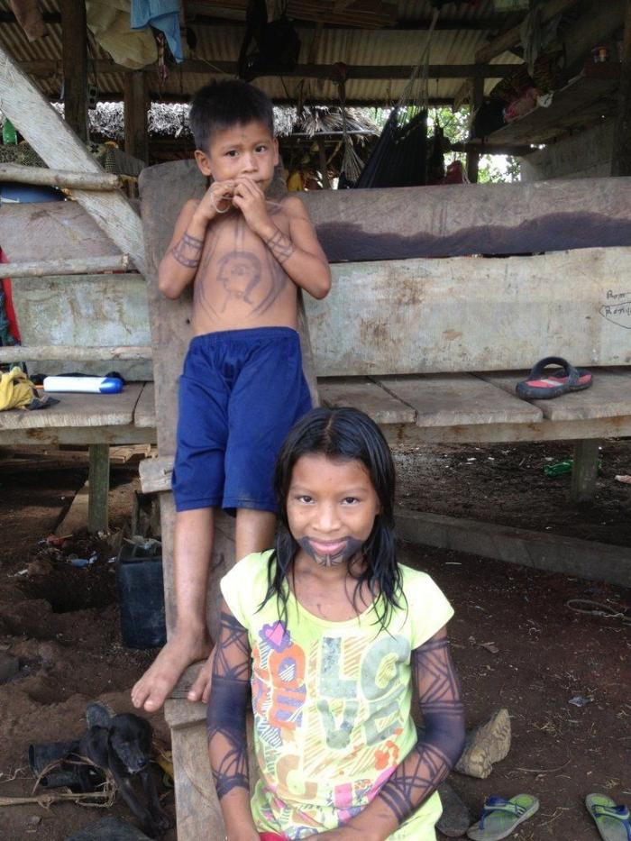 Mosquitos, arte y lodo: la Ruta Quetzal BBVA visita tribus indígenas en Panamá