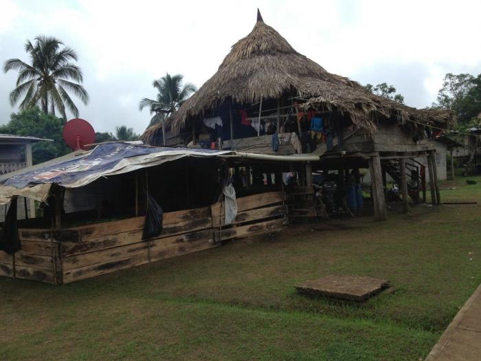 Mosquitos, arte y lodo: la Ruta Quetzal BBVA visita tribus indígenas en Panamá