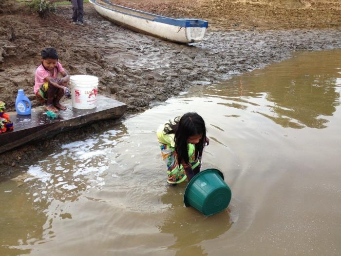 Mosquitos, arte y lodo: la Ruta Quetzal BBVA visita tribus indígenas en Panamá