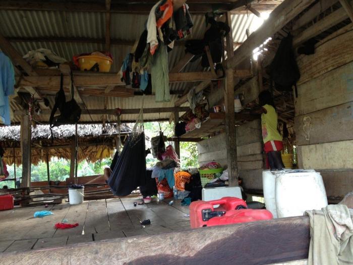 Mosquitos, arte y lodo: la Ruta Quetzal BBVA visita tribus indígenas en Panamá