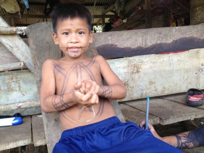 Mosquitos, arte y lodo: la Ruta Quetzal BBVA visita tribus indígenas en Panamá